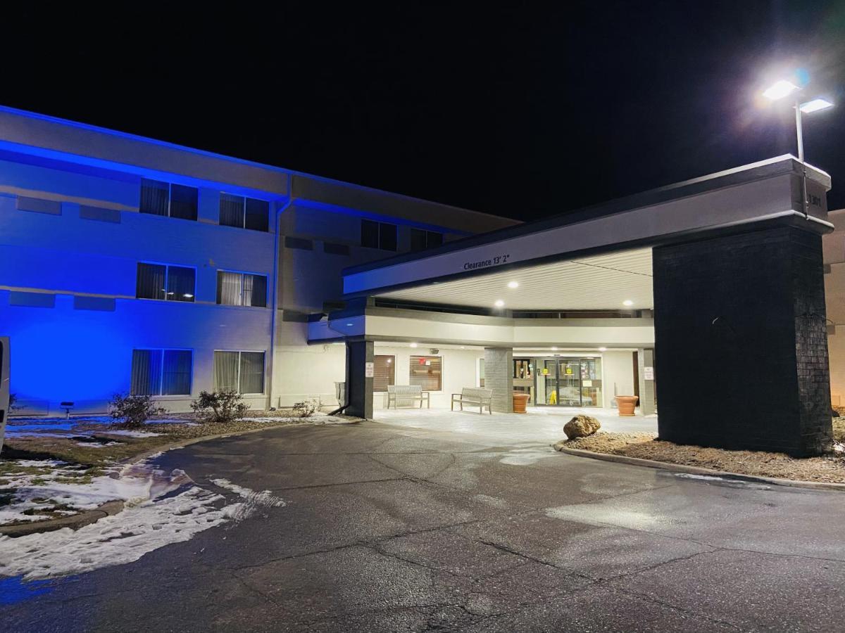 Hotel Wingate By Wyndham Lincoln Airport East Extérieur photo