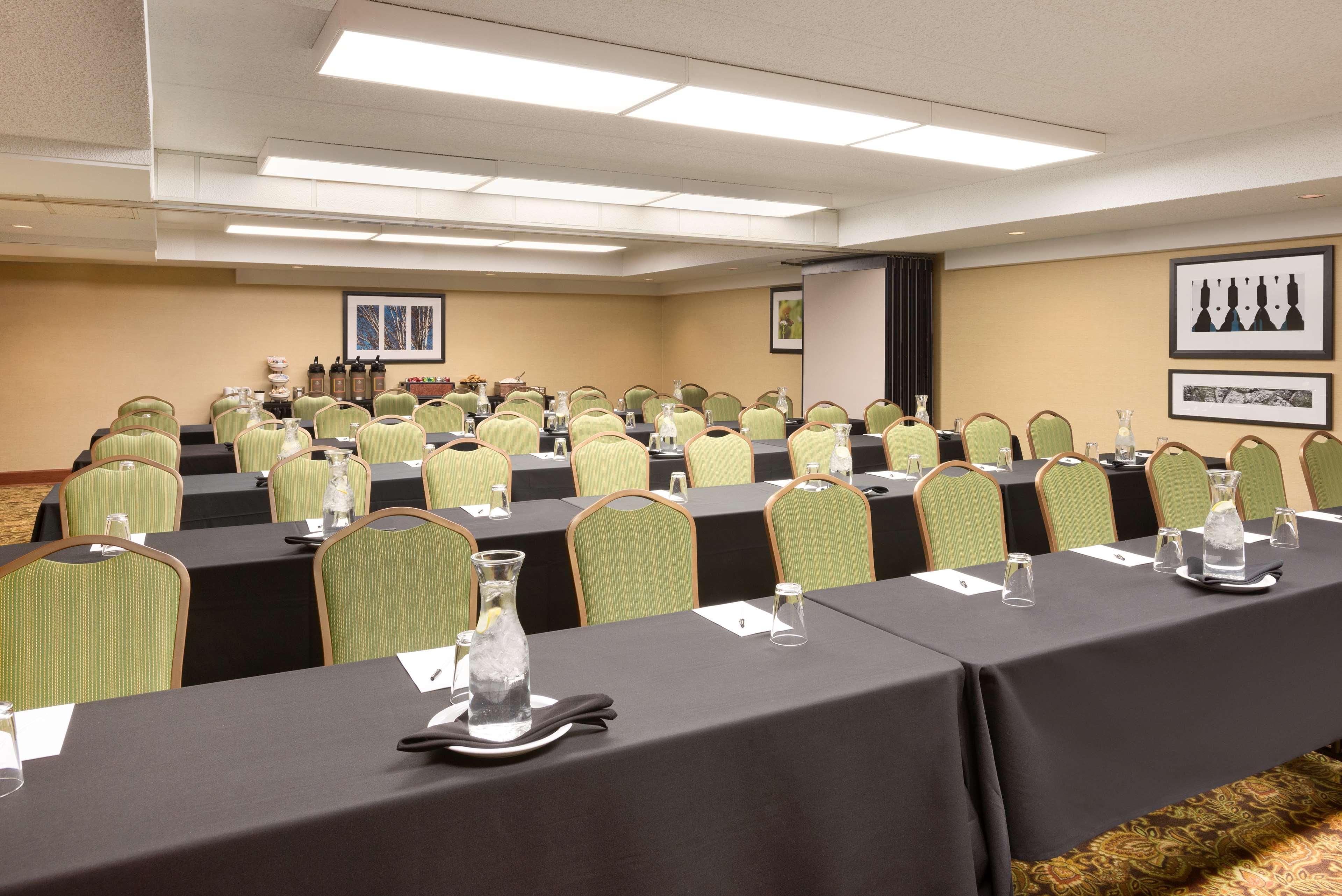 Hotel Wingate By Wyndham Lincoln Airport East Extérieur photo