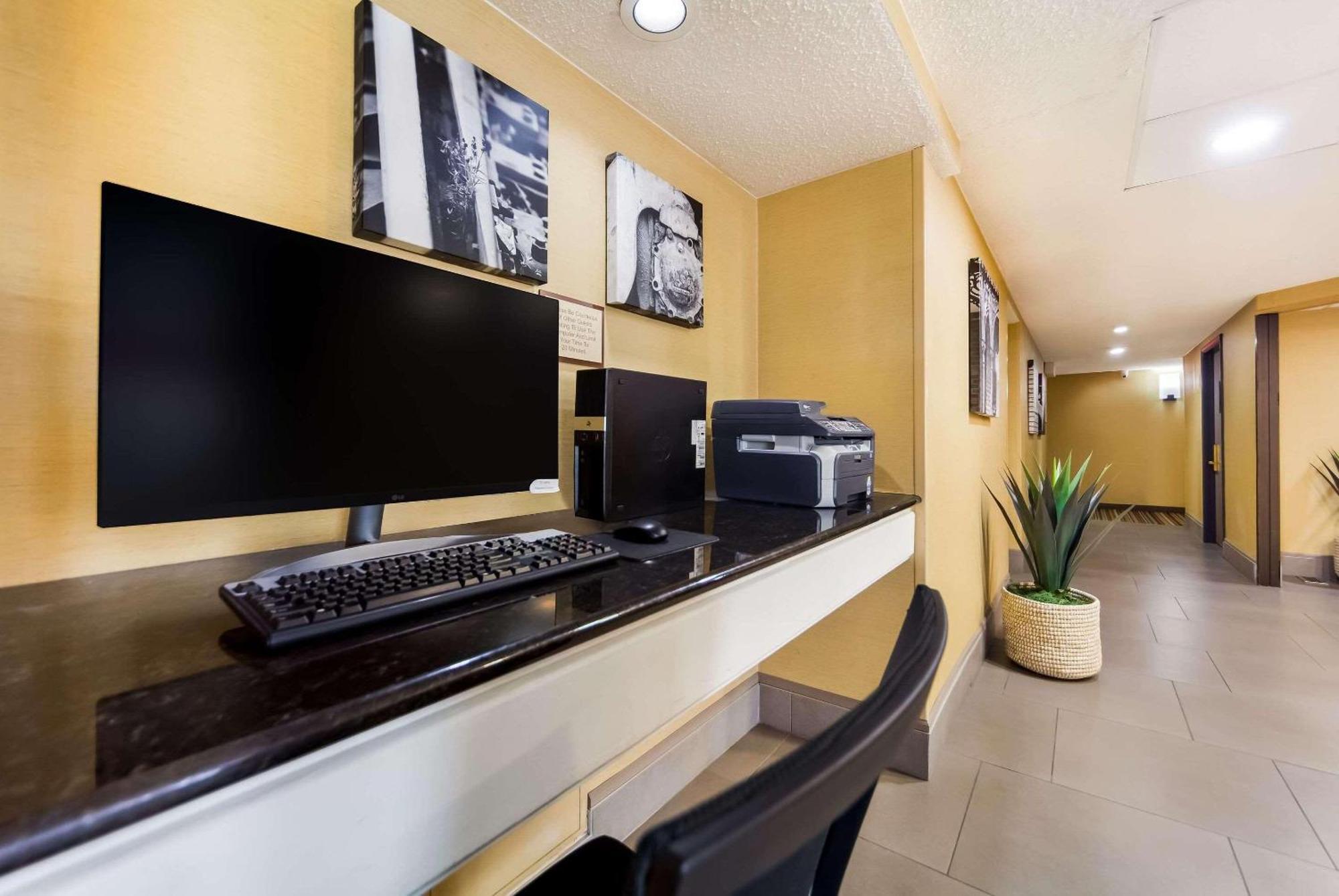 Hotel Wingate By Wyndham Lincoln Airport East Extérieur photo