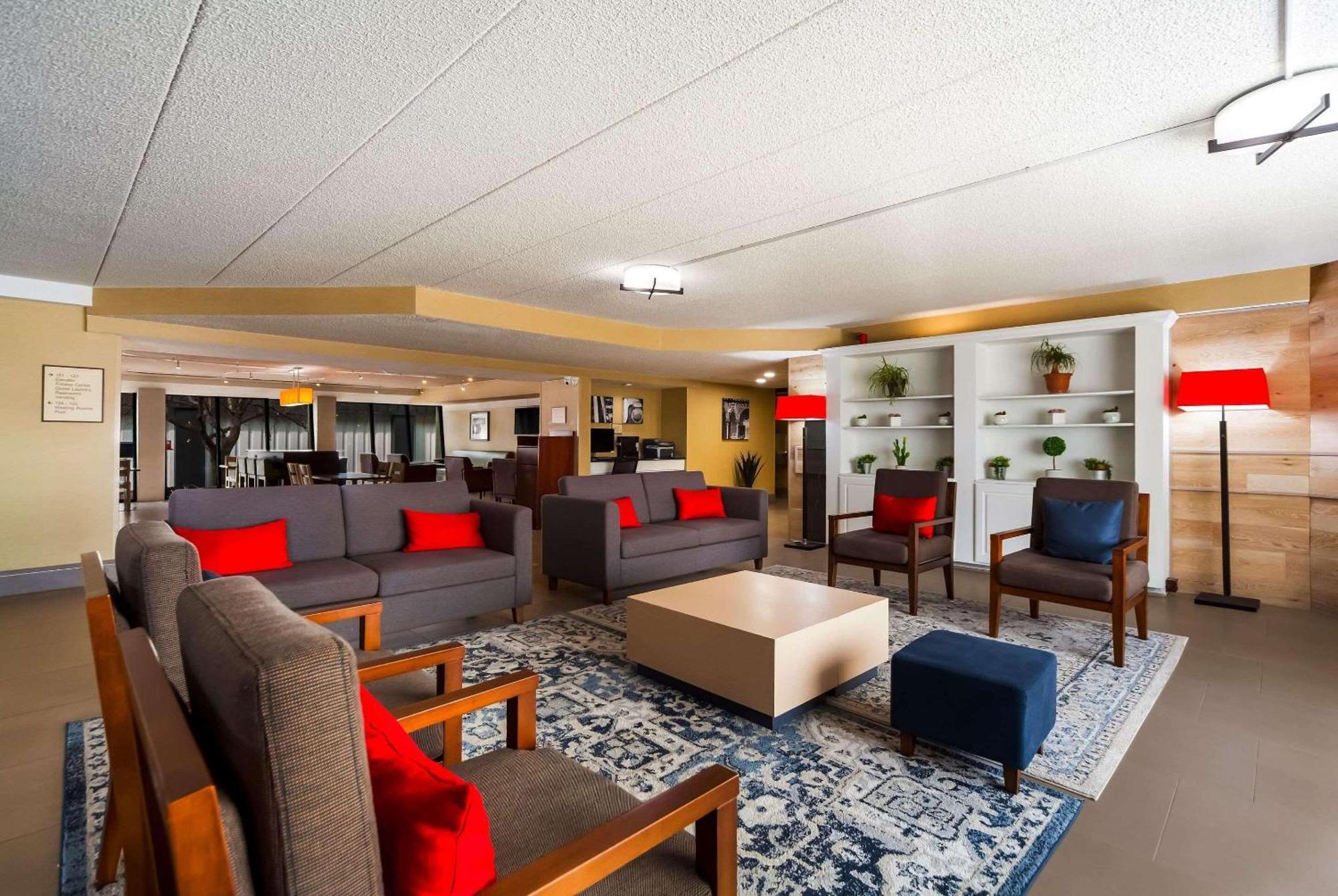 Hotel Wingate By Wyndham Lincoln Airport East Extérieur photo