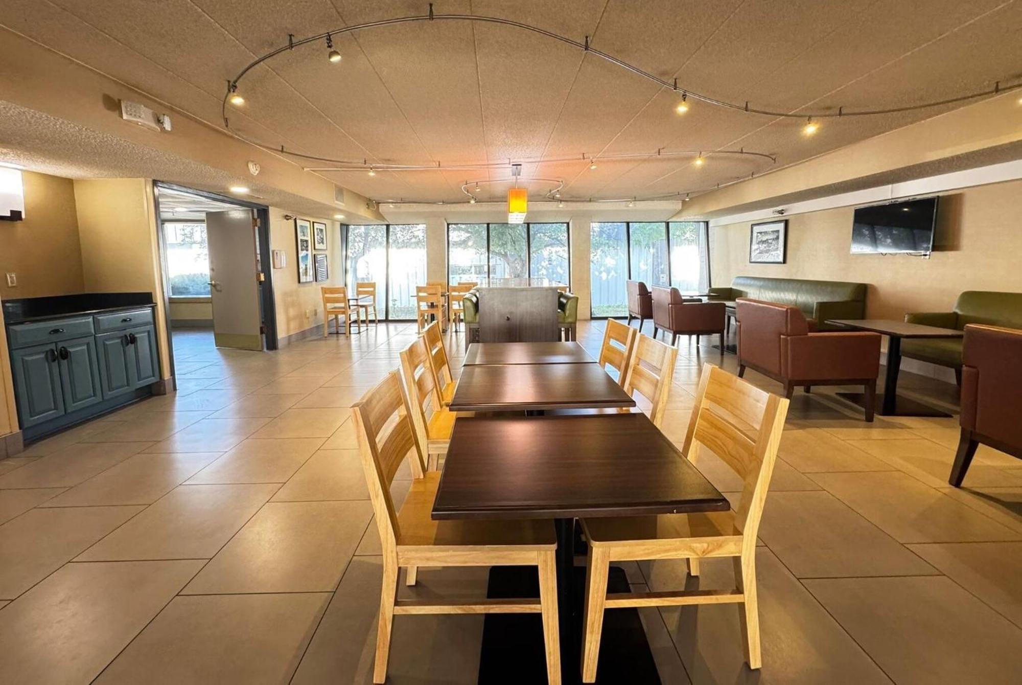 Hotel Wingate By Wyndham Lincoln Airport East Extérieur photo