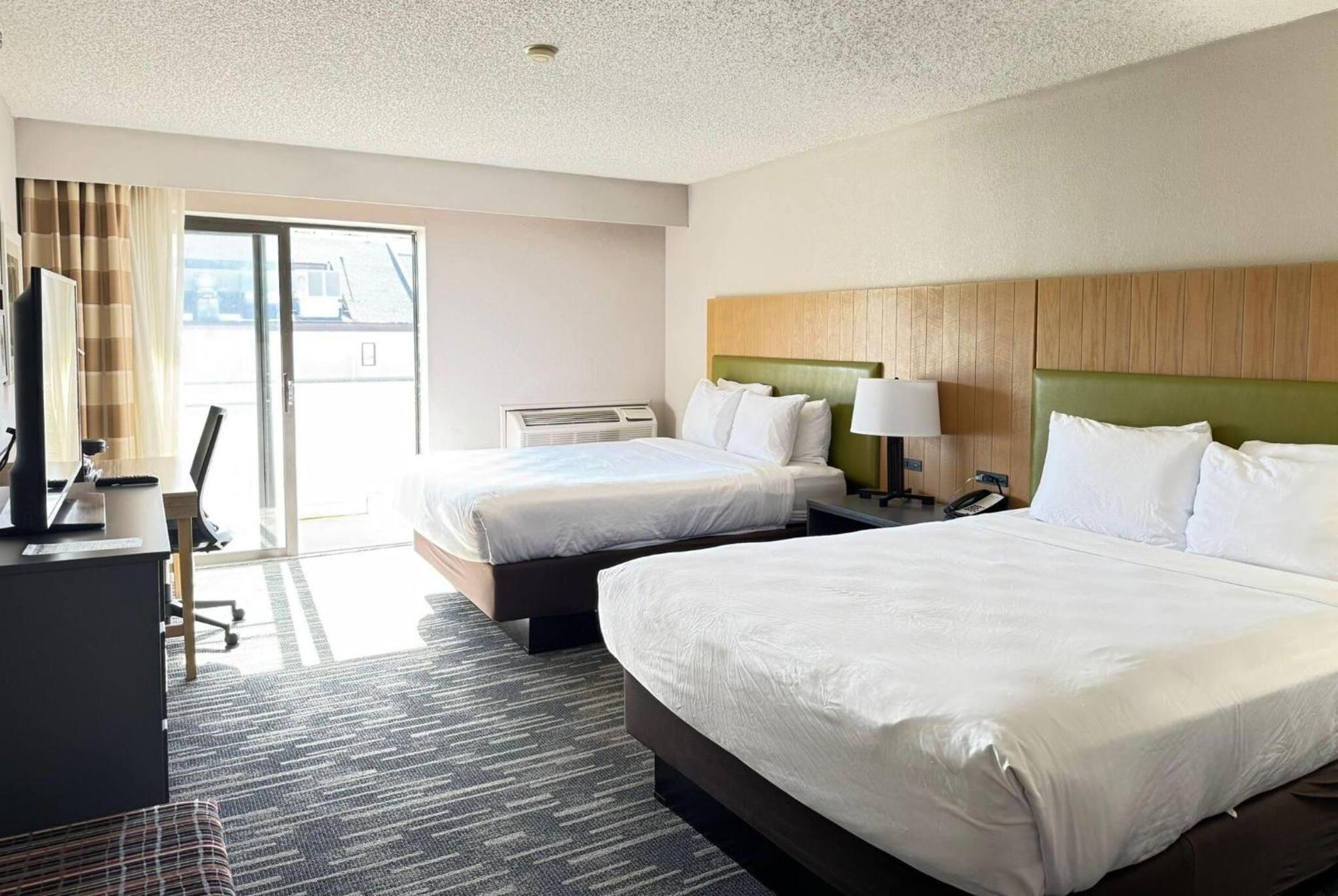 Hotel Wingate By Wyndham Lincoln Airport East Extérieur photo